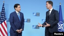 Američki državni sekretar Marko Rubio i generalni sekretar NATO-a Mark Rute na marginama sastanka ministara spoljnih poslova NATO-a u Briselu 3. aprila 2025.