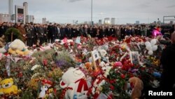 Посланици на чуждестранни дипломатически мисии полагат цветя на паметника на жертвите от атентата в “Крокус Сити Хол”, Москва, 30 март.