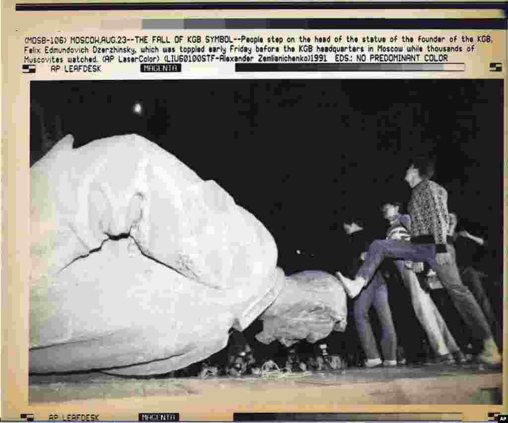 Demonstranti pored srušene statue osnivača KGB-a Feliksa Dzeržinskog 23. avgusta 1991. godine 