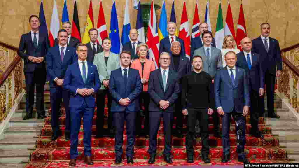 Keir Starmer brit miniszterelnök, Volodimir Zelenszkij ukrán elnök, Olaf Scholz német kancellár, Jonas Gahr Støre norvég miniszterelnök, Ursula von der Leyen, az Európai Bizottság elnöke, António Costa, az Európai Tanács elnöke, Emmanuel Macron francia elnök, Justin Trudeau kanadai miniszterelnök, Petr Fiala cseh miniszterelnök, Dick Schoof holland miniszterelnök, Ilie Bolojan, Románia ideiglenes elnöke, Hakan Fidan török külügyminiszter, Mette Frederiksen dán miniszterelnök, Ulf Kristersson svéd miniszterelnök, Alexander Stubb finn elnök, Giorgia Meloni olasz miniszterelnök, Pedro Sánchez spanyol miniszterelnök, Donald Tusk lengyel miniszterelnök és Mark Rutte NATO-főtitkár az európai vezetők csúcstalálkozóján, ahol az európai biztonságról és Ukrajnáról tárgyalnak a londoni Lancaster House-ban 2025. március 2-án