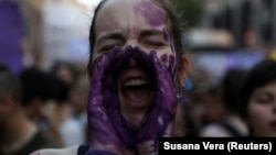 Juna 2018. Španiju su potresali protesti nakon oslobađanja uz kauciju grupe muškaraca najpre optuženih za grupno silovanje, a potom osuđenih za krivično delo blažeg zlostavljanja. Na slici jedna od učesnica protesta u Madridu uzvikuje parole nezadovoljstva. 