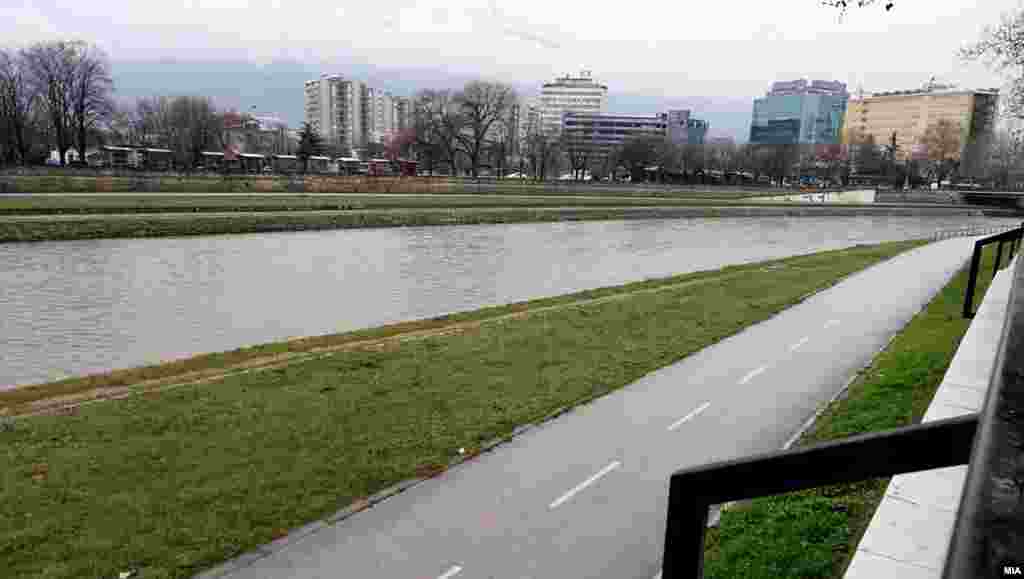 Празни и рекреативните патеки покрај Вардар