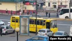 Полицията във Владивосток пристигна в центъра на града с училищен автобус, на който пише "Деца".