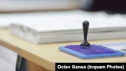 Persoanele care au nevoie de urna mobilă pot face cerere pe email la secția de votare unde sunt arondate. 