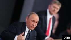 Presidenti i Rusisë, Vladimir Putin, (majtas) dhe zëdhënësi i tij, Dmitry Peskov.