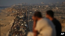 Palestinezët e zhvendosur largohen nga veriu i Gazës në këmbë dhe me automjete, duke mbajtur me vete gjërat e tyre përgjatë rrugës bregdetare drejt jugut të Gazës, të hënën, më 15 shtator 2025.