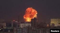 Eksplozija nakon ruskog raketnog napada vidi se na nebu iznad Kijeva rano 2. septembra
