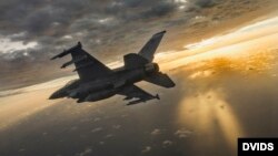 Piloții militari români de F-16 care protejează țările baltice au escortat două avioane rusești în afara spațiului aerian NATO
