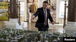 Siniša Mali pored makete "Beograda na vodi"