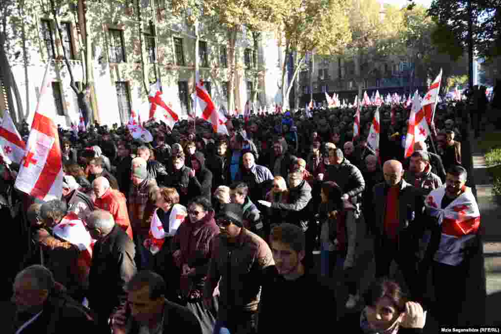ხალხი პარლამენტის შენობისკენ მიემართება თავისუფლების მოედნის მხრიდან.