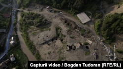 Vedere aeriană cu cratere de mari dimensiuni în planșeul uneia din vechile mine ale salinei.