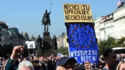 Da bi se shvatilo današnje protivljenje u postkomunističkim društvima dolasku migranata, treba imati u vidu širi kontekst, tačnije masovan odliv stanovništva iz ovih zemalja nakon pada Berlinskog zida (Fotografija sa protesta u Pragu 2015, sa natpisom 'Ne želim izbeglice i islam u Češkoj Republici. Izlazak iz EU je rešenje')