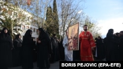 Sa protesta sveštenika i kaluđerica Srpske pravoslavne crkve ispred Skupštine Crne Gore, Podgorica
