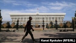 Здание Жогорку Кенеша. Сентябрь 2020 года.