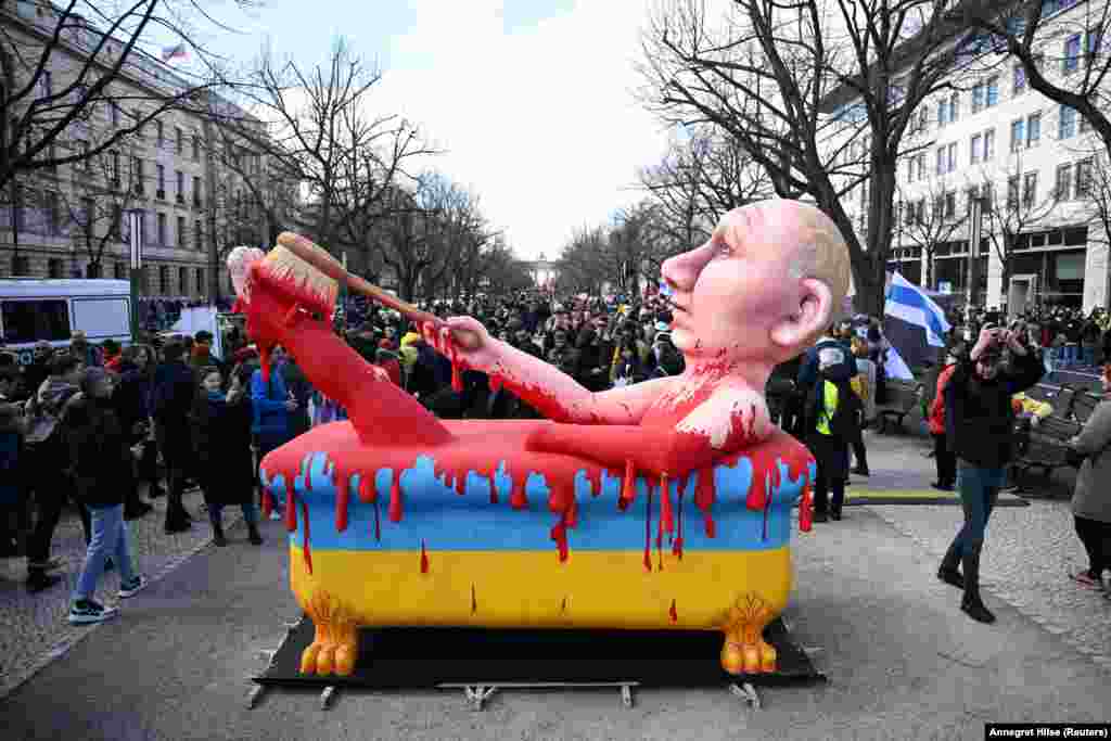 Putyin vérben fürdik az ukrán zászló színeivel festett kádban a berlini orosz nagykövetség előtt kiállított alkotásban 2024. március 14-én