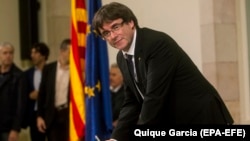 Președintele catalan Carles Puigdemont semnează declarația de independență, Barcelona, 10 octombrie 2017 