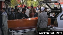 Роднини товарят ковчега на жертва на самоубийствени атентати, които убиха десетки хора пред летището в Кабул през август 2021 г. Отговорността беше поета от "Ислямска държава-Хорасан".