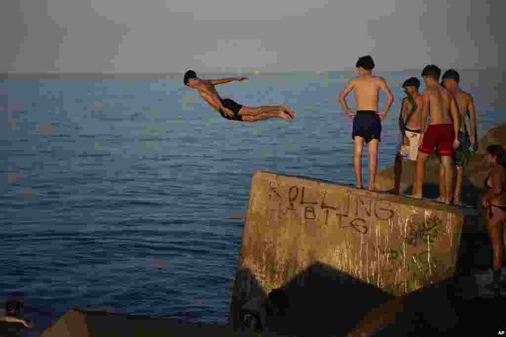 A spanyol meteorológiai szolgálat szerint idén júniusban újabb melegrekord dőlt meg az országban: Sevillában a hétvégén 42 Celsius-fokot mértek, ami a feljegyzések kezdete óta a legmagasabb értéknek számít itt a nyár elején