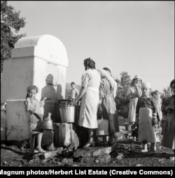 Чешме – традиционные крымскотатарские фонтаны. Крым, 1943 год