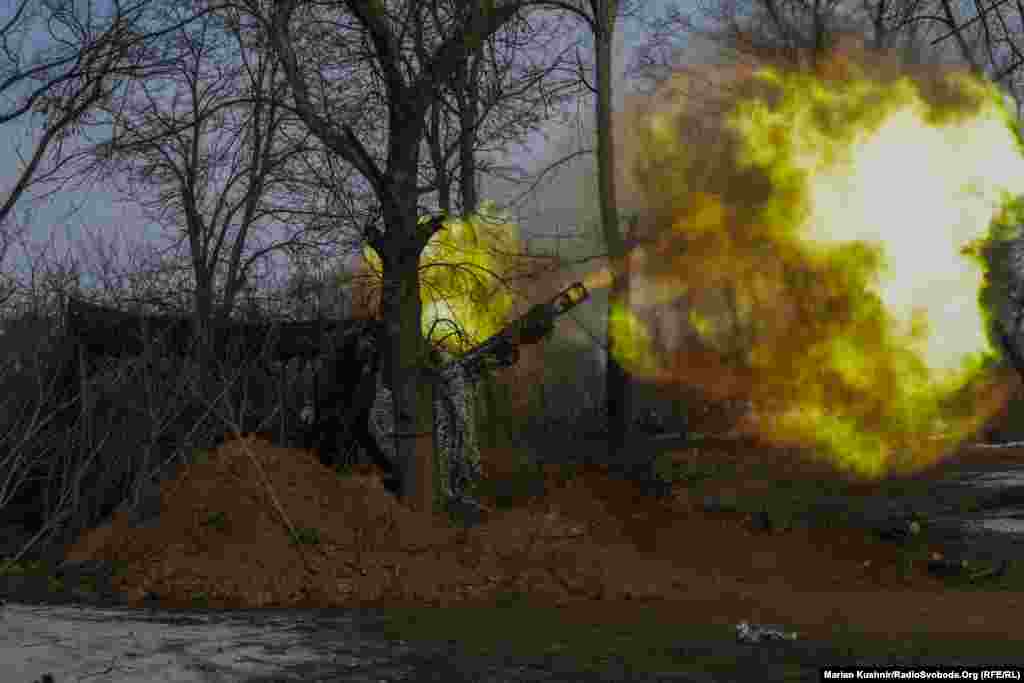 Самоходная артиллерийская установка M109 Paladin ведёт огонь в сторону города Часов Яр, недалеко от Бахмута. Под утро штурмовые группы российской армии попытались продвинуться к передовым оборонительным сооружениям ВСУ. 24-я отдельная механизированная бригада задействовала американскую гаубицу калибром 155 миллиметров