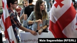 Сегодня активисты студенческого объединения "Антиподы" провели акцию протеста перед Минобразования с требованием восстановить программу трудоустройства Summer Job