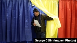 O persoană votează în timpul alegerilor parlamentare, duminică, 11 decembrie 2016.