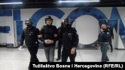 Darko Elez na Međunarodnom aerodromu u Sraajevu, nakon što ga je Srbija izručila Bosni i Hercegovini