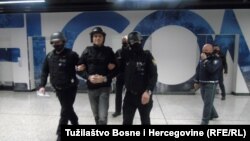 Darko Elez na Međunarodnom aerodromu u Sraajevu, nakon što ga je Srbija izručila Bosni i Hercegovini (3. mart 2021.)