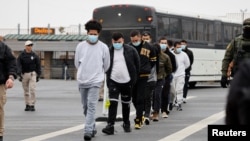 Migranții sunt deportați înapoi peste granița SUA cu Mexicul, în McAllen, Texas, pe 27 ianuarie. Administrația Trump a făcut presiuni asupra Serbiei și a altor țări balcanice pentru a accepta migranți deportați de Statele Unite.