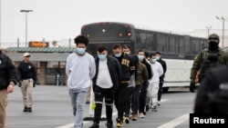 Депортација на мигранти од Тексас на границата со Мексико (илустрација)