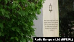 Pllaka memoriale në nderim të viktimave të Holokaustit e vendosur në Prishtinë