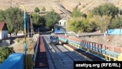 Старый автомобиль на мосту в сельской местности.