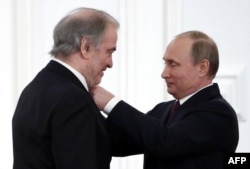 Presidenti rus, Vladimir Putin duke e nderuar me çmim dirigjentin Valery Gergiyev në Kremlin. Qershor 2016.