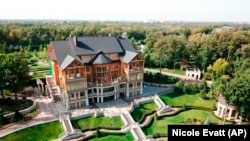 Въздушна снимка на резиденцията „Межигорие“ в село Нови Петривци, на север от Киев. Снимката е от септември 2017 г.