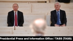 Vladimir Putin (stânga) și fondatorul Gunvor Group LTD, Genadi Timcenko, pe 3 iulie 2017.