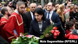 ფოტო არქივიდან: სალომე ზურაბიშვილი 9 აპრილის მემორიალთან. 9 აპრილი, 2019 წელი