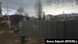 Lokalne vlasti u međuvremenu su počele samo da 'skraćuju' zid