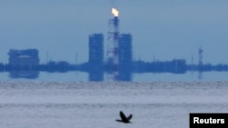 În cazul în care UE adoptă plafonarea prețului la gaze, Rusia amenință că va suspenda furnizarea de resurse energetice către Europa (inclusiv de cărbune și petrol). Există, însă, șansa ca Moscova să aleagă în continuare să furnizeze gaz Uniunii Europene pentru a-și acoperi golurile din bugetul țării.