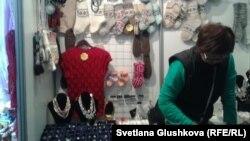 Продавщица подарочной продукции. Астана, 5 марта 2014 года.