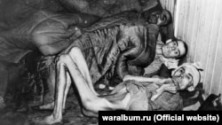 Prizonieri de la Auschwitz la momentul eliberării lor în ianuarie 1945