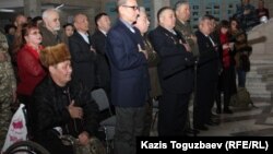 Бауржан Жасымбеков (слева), потерявший обе ноги в советской войне в Афганистане. Алматы, 5 февраля 2014 года.