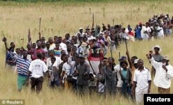 Толпа сторонников Роберта Мугабе идет на захват "белой фермы". 2005 год