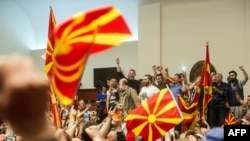 Северна Македонија - Демонстранти внатре во Парламентот, Скопје, 27 април 2017 година. 