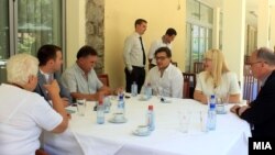 Потпишување на извештајот за настаните од 24 декември.