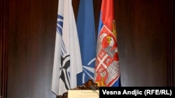 Geografija Srbije diktira oslanjanje na Severnoatlanstki savez: Zastave NATO i Srbije