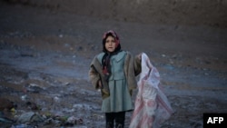 په افغانستان کې ډېری وړې نجونې ډېر ګران کارونه کوي. 