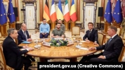 Premierul italian Mario Draghi, cancelarul german Olaf Scholz, președintele ucrainean Volodimir Zelensky, președintele francez Emmanuel Macron și președintele român Klaus Iohannis ( de la stânga la dreapta) la Kiev .