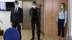 Zoran Đorđević (levo), ministar rada i socijalnih pitanja u Vladi Srbije, posetio je Nacionalnu SOS službu za žene žrtve nasilja, na međunarodni Dan sećanja na žene žrtve nasilja 18. maja 2020.