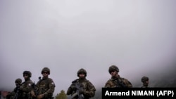 Ushtarët e NATO -s patrullojnë pranë kufirit midis Kosovës dhe Serbisë në Jarinjë më 2 tetor 2021.