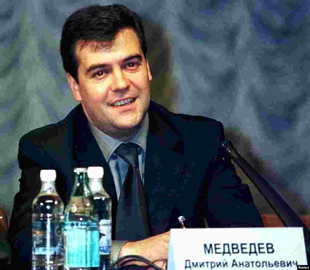 Medvedev, u to vrijeme vršilac dužnosti zamjenika šefa ruske državne administracije, na generalnom sastanku Gazproma 30. juna, 2000. Predsjedavao je odborom direktora gasnog monopola nekoliko godina.